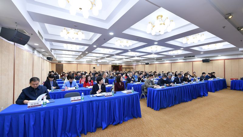 小标题：报名费，背后的成本考量